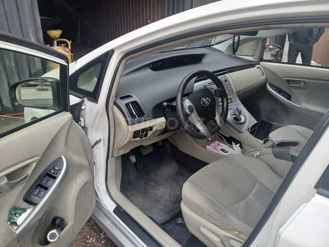 Toyota Prius-7