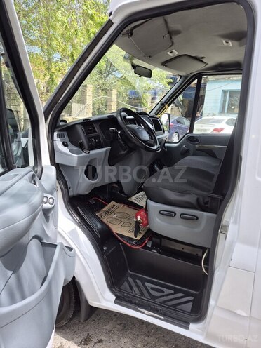 Ford Transit-10