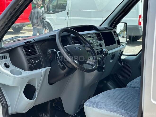 Ford Transit-12