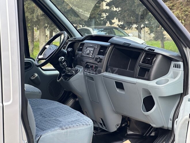 Ford Transit-13