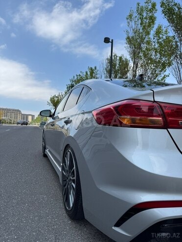 Hyundai Elantra-13