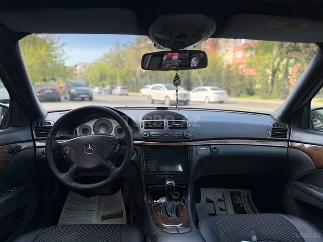 Mercedes E 220-11