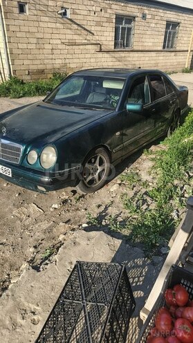 Mercedes E 200-1