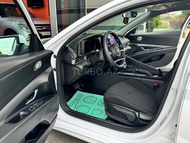 Hyundai Elantra-21