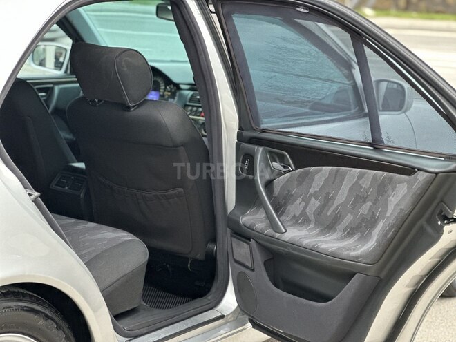 Mercedes E 240-17