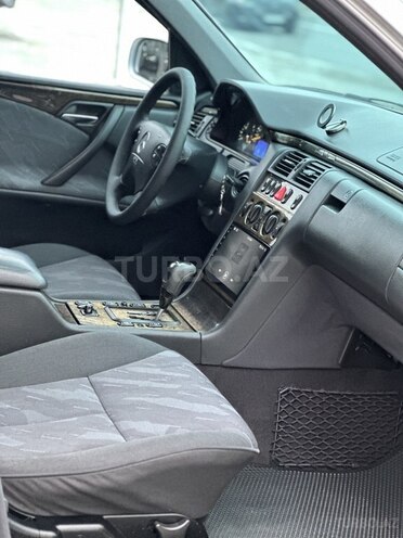 Mercedes E 240-13