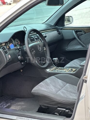 Mercedes E 240-11