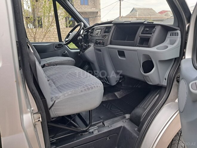 Ford Transit-8