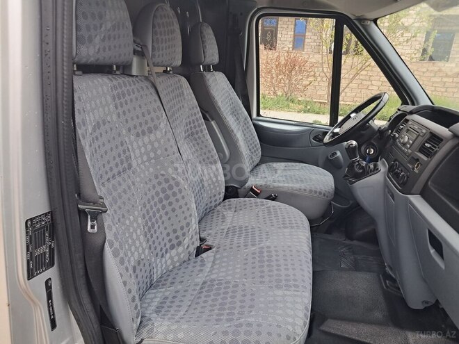 Ford Transit-10