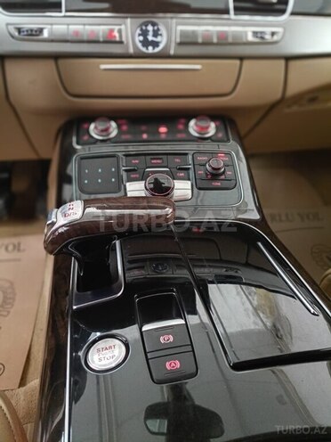 Audi A8-18