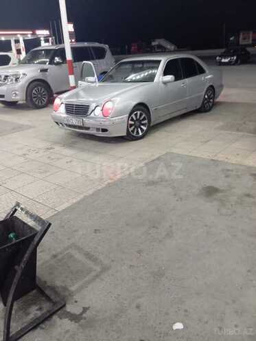 Mercedes E 220-11