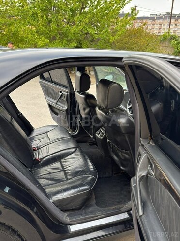 Mercedes E 240-11
