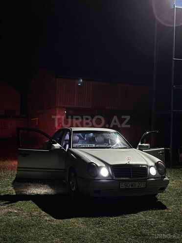 Mercedes E 230-1