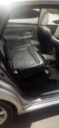 Toyota Prius V-13