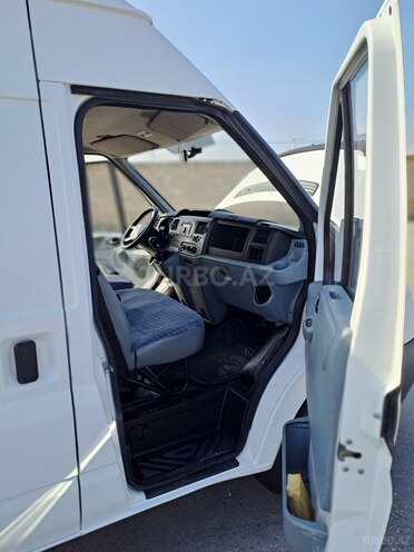 Ford Transit-16