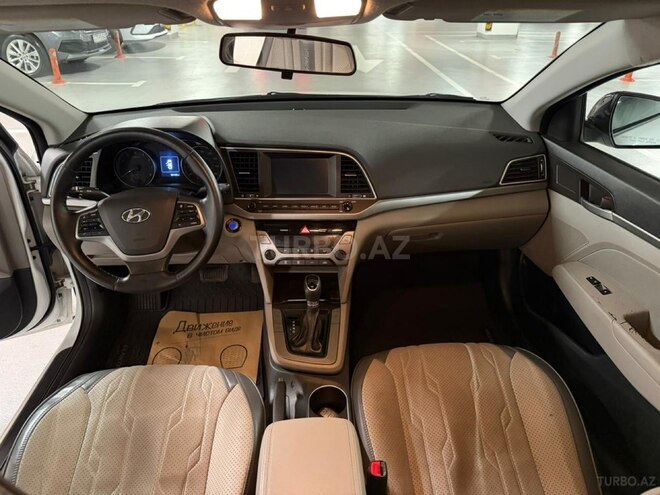 Hyundai Elantra-13