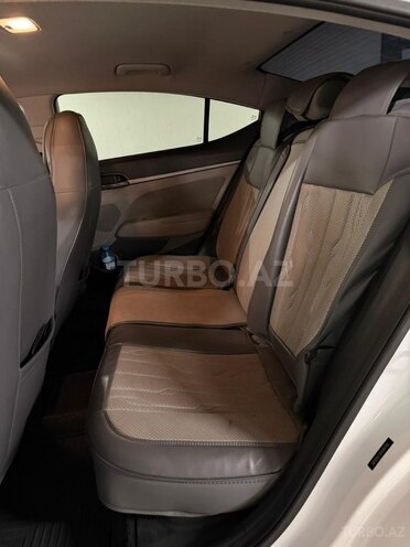 Hyundai Elantra-12