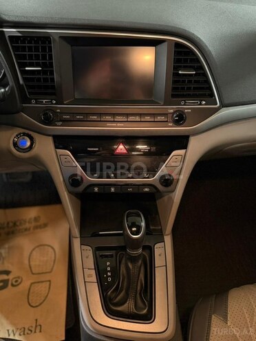 Hyundai Elantra-11