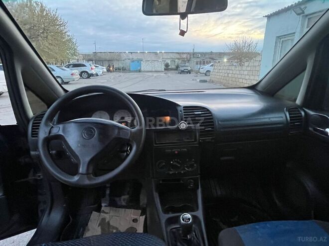 Opel Zafira-9