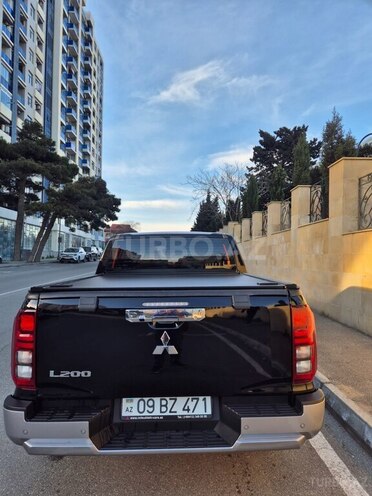 Mitsubishi L200-2
