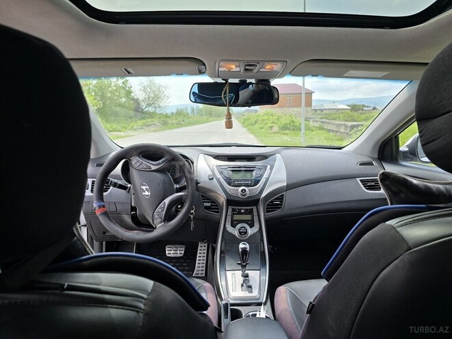 Hyundai Elantra-4