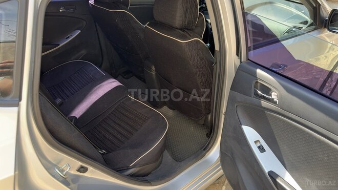Hyundai Accent-12