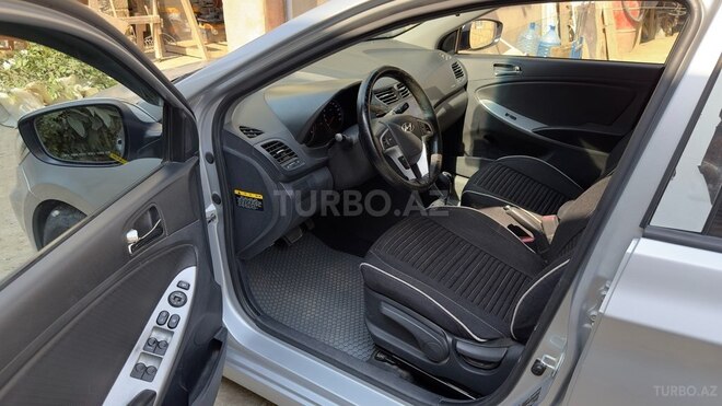 Hyundai Accent-10