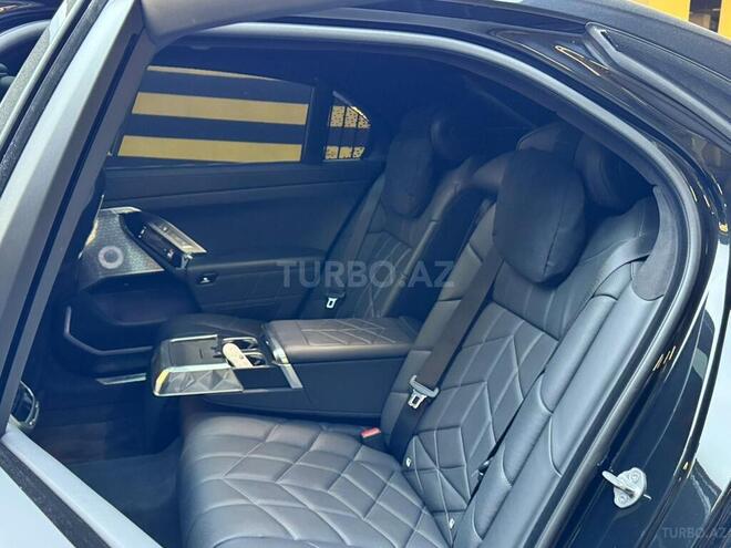 BMW i7-10