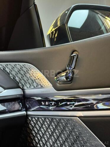BMW i7-12