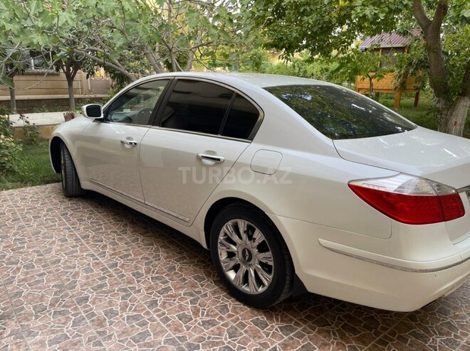 Hyundai Genesis-8