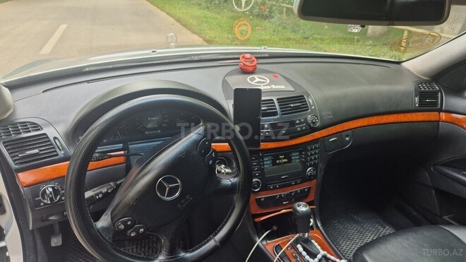 Mercedes E 220-11