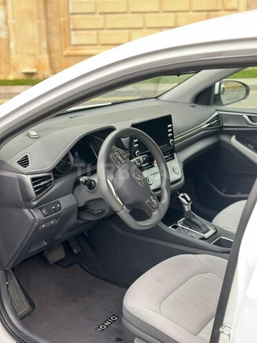 Hyundai IONIQ-17