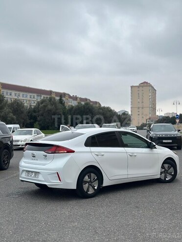 Hyundai IONIQ-19