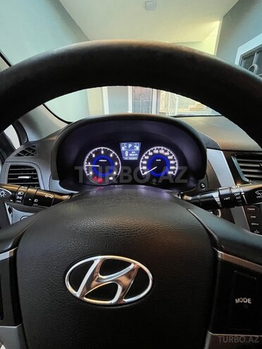 Hyundai Accent-11