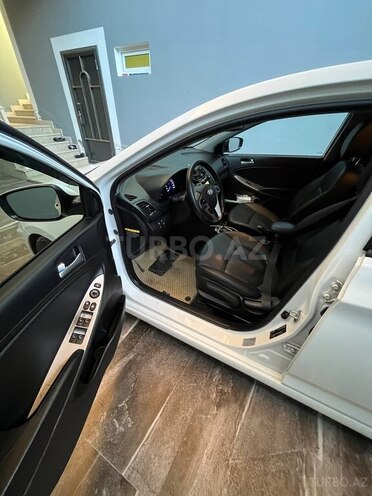 Hyundai Accent-12