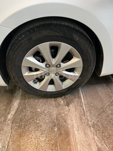 Hyundai Accent-17