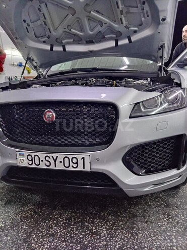 Jaguar F-Pace-11