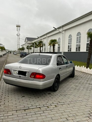 Mercedes E 220-2