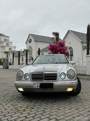 Mercedes E 220-1