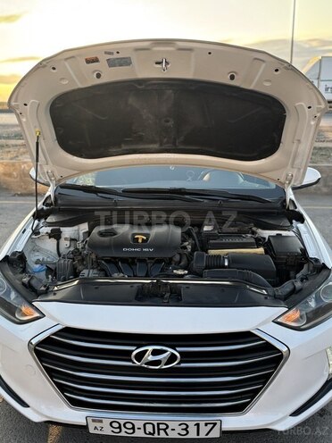 Hyundai Elantra-11