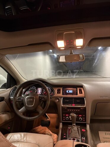 Audi Q7-9