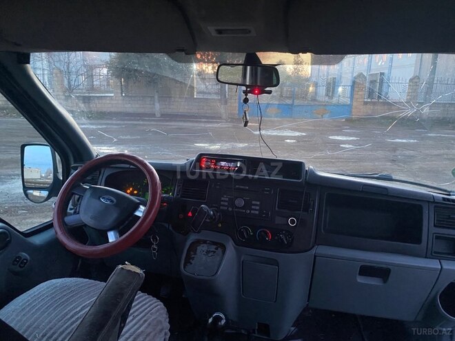 Ford Transit-8
