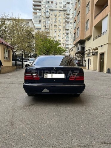 Mercedes E 240-2