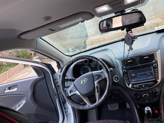 Hyundai Accent-12