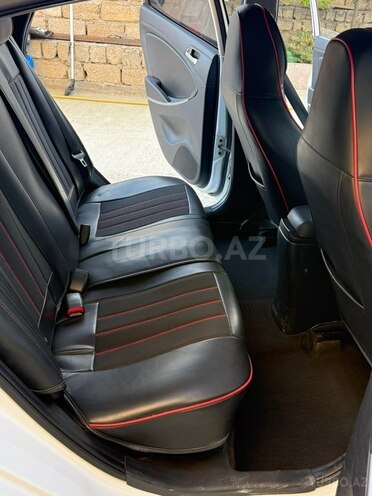 Hyundai Accent-13