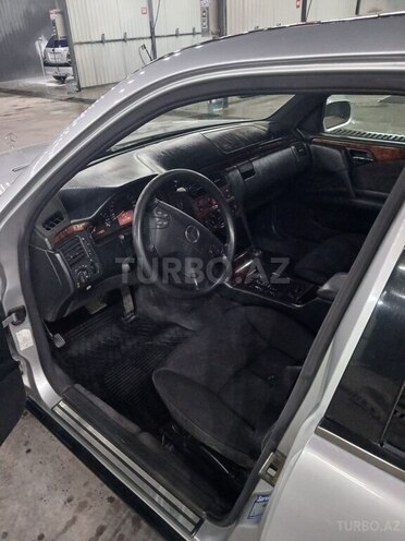 Mercedes E 240-2