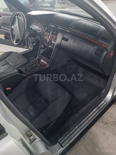 Mercedes E 240-3
