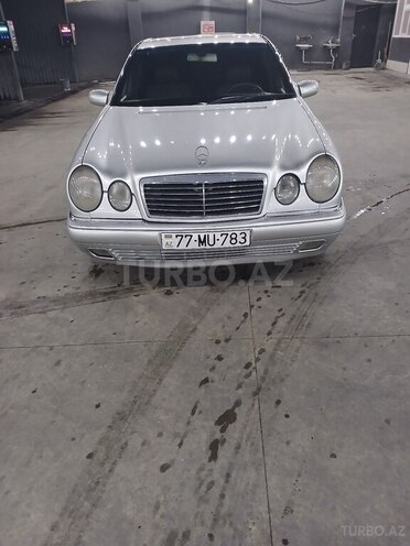 Mercedes E 240-1