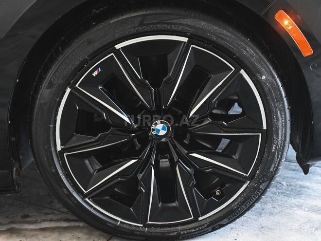 BMW i7 M70-29