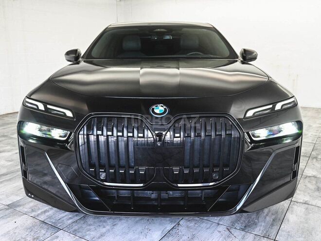 BMW i7 M70-1